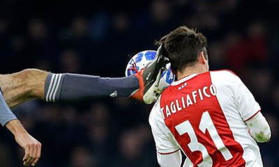 Καθαρό μαρκάρισμα για κόκκινη κάρτα που δεν δόθηκε (pics+vid)