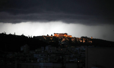 Έπεσε κεραυνός στην Ακρόπολη - Τέσσερις τραυματίες