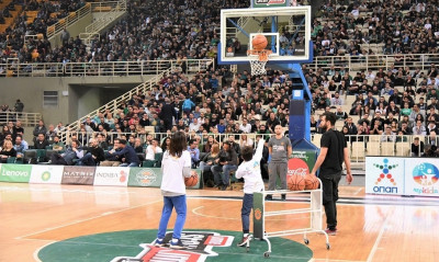 Κερkida ΟΠΑΠ: Τα παιδιά κατέβηκαν στο παρκέ και έπαιξαν μπάσκετ στο κατάμεστο ΟΑΚΑ (video)