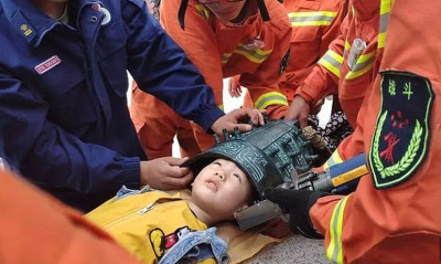 Παιδί έβαλε το κεφάλι του σε καμπάνα και κόλλησε! (video)