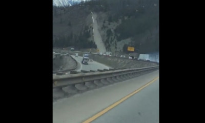 Απίστευτο ατύχημα: Οδηγός νταλίκας χάνει τον έλεγχο και την ανεβάζει σε πίστα του σκι (video)