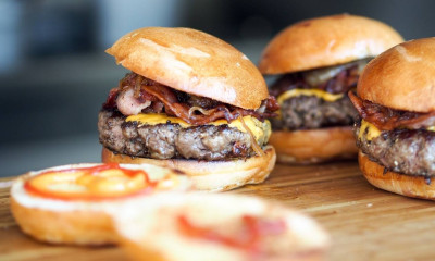 Αστυνομικός έδειρε ιδιοκτήτρια καφέ επειδή του έβαλε σος στο μπέργκερ του (photo)