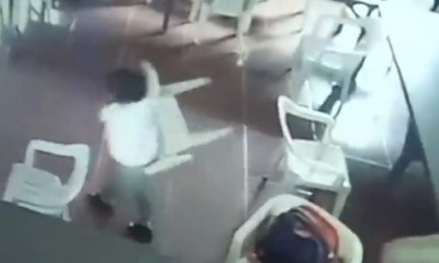 Ξεκαρδιστικό! Μικρός μαθητής κοιμόταν και φόρεσε την… καρέκλα για τσάντα (video)