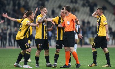 Έξαλλοι στην ΑΕΚ με την αλλαγή θέσεων των διαιτητών του τελικού