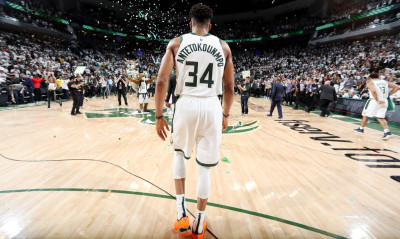 Γιάννης Αντετοκούνμπο: Η «γεμάτη» εμφάνιση κόντρα στους Ράπτορς (video)