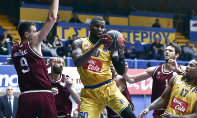 Πανό με... ψυκτικούς και πολιτικά μηνύματα στο Περιστέρι (photos)