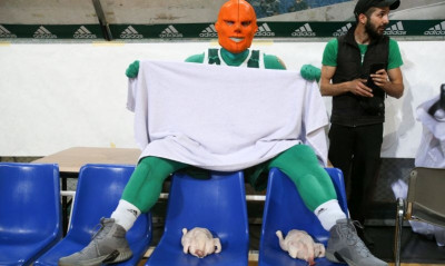 Λευκές πετσέτες και κοτόπουλα στον πάγκο του Ολυμπιακού (photos)