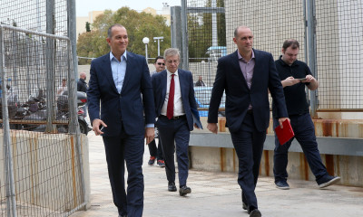 Η επικοινωνιακή ομπρέλα μπάζει νερά