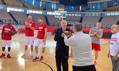 Ολυμπιακός: Έσβησε τα κεράκια στο κέντρο του ΣΕΦ ο Μπλατ (photos)