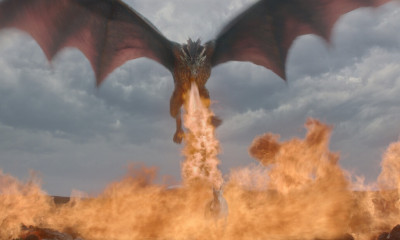 Ο Δράκος του Game of Thrones καίει αστυνομικούς στο Σύνταγμα! (vid)