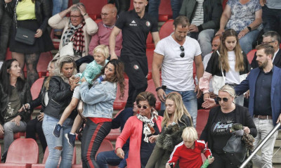 Απίστευτα επεισόδια και διακοπή στο εφηβικό ντέρμπι του Άγιαξ με την Φέγενορντ (videos+photos)