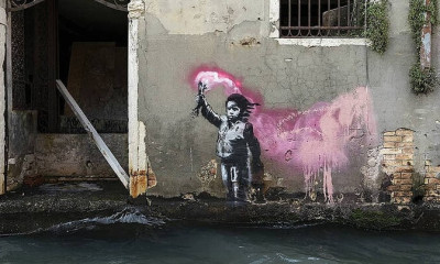 Και επίσημα έργο του Banksy η προσφυγοπούλα με τη φωτοβολίδα
