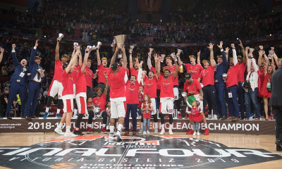 ΤΣΣΚΑ Μόσχας: Βλέπουν τελικό Champions League παρέα με την κούπα της Euroleague! (photo)