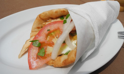 Μύκονος: Απίστευτο! Δείτε πόσο πλήρωσαν τουρίστες για ένα σουβλάκι