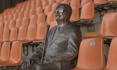 Συγκινητικό! Ομάδα έστησε άγαλμα στη θέση του πιο πιστού οπαδού με διαρκείας που «έφυγε» (pics+vid)