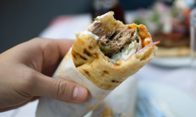 Έφαγες σουβλάκι με τζατζίκι; Έτσι θα φύγει η μυρωδιά!