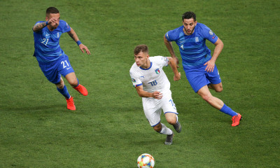 Ελλάδα-Ιταλία: Η στιγμή που ο Μπαρέλα χτύπησε και αγκάλιασε το ball boy (photos+video)