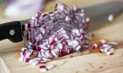 Σεφ αποκαλύπτει πώς να κόβεις κρεμμύδια χωρίς να κλαις!