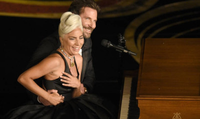 Έξαλλη η Lady Gaga: Έβρισε θαυμαστές που τη ρώτησαν πού είναι ο Μπράντλεϊ Κούπερ