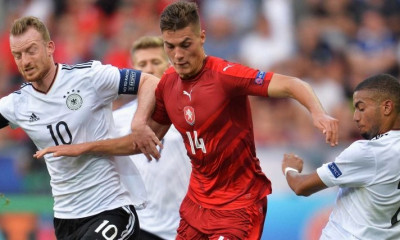 Με Τσεχία και Αυστρία