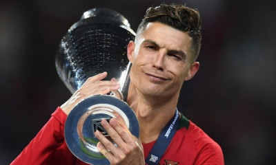 Το φιλί του Κριστιάνο και της Τζορτζίνα αγκαλιά με το τρόπαιο (pic)