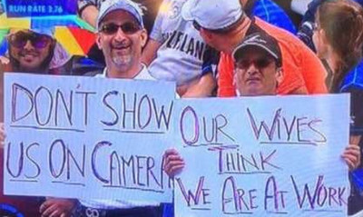 Την πάτησαν: Πήγαν στο γήπεδο κρυφά από τις γυναίκες τους, αλλά τους έδειξε η κάμερα! (pics)