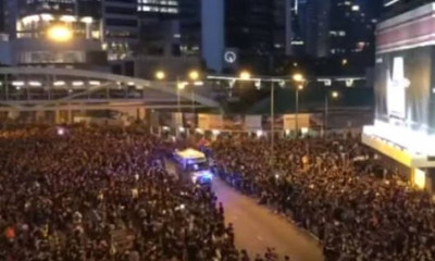Χονγκ Κονγκ: Εκατοντάδες χιλιάδες πολίτες «ανοίγουν δρόμο» για να περάσει ασθενοφόρο