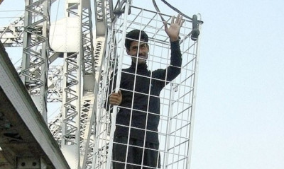 Ταχυδακτυλουργός βούτηξε αλυσοδεμένος στον Γάγγη και...