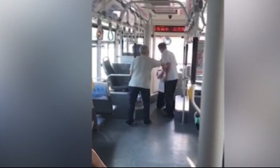 Οδηγός λεωφορείου ζητά γονατιστός συγγνώμη από επιβάτη  - Δείτε γιατί (video)