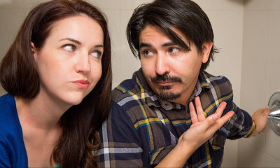 Περίεργα πράγματα που κάνει ένα ζευγάρι στο δωμάτιο του ξενοδοχείου (vid)