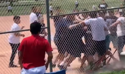 Επικό ξύλο γονέων σε αγώνα σχολικού πρωταθλήματος (video)