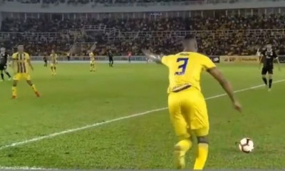 Απίστευτο γκολ με φάουλ πίσω από τη σέντρα! (video)