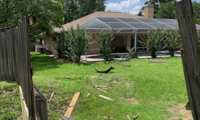 Προσπάθησε να αποφύγει άλλο αμάξι και βρέθηκε σε πισίνα σπιτιού! (photos)