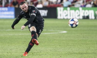 Απίθανος Ρούνεϊ, σκόραρε πίσω από το κέντρο (video)