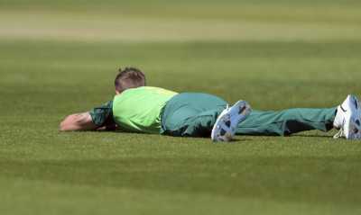 Απίστευτες εικόνες σε γήπεδο: Οι παίκτες έψαχναν τρόπο να σωθούν μετά από «εισβολή» μελισσών