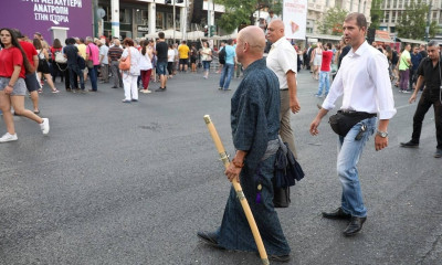 «Πανικός» την ομιλία Τσίπρα: Απομακρύνθηκε... σαμουράι (pics)