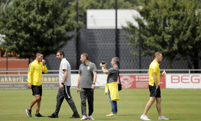 Άρης: Ο τετράποδος οπαδός που έκλεψε την παράσταση στη Γάνδη (photos)