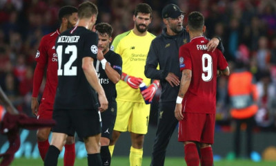 Λίβερπουλ: Με... αγκαλιές και φιλιά υποδέχτηκε τους πάντες ο Κλοπ (video)