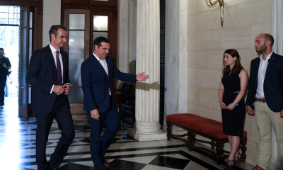 Ο Μητσοτάκης παρέλαβε το Μέγαρο Μαξίμου από τον Τσίπρα
