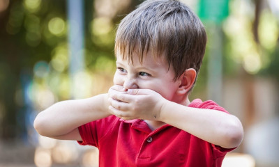 Viral βίντεο δείχνει τι συμβαίνει στο σώμα αν κάποιος καταπιεί μπαταρία (vid)