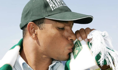 Σαν σήμερα: Όταν «γκρεμίστηκε» το «Ελ. Βενιζέλος» για τον Ζιλμπέρτο Σίλβα (photos,videos)