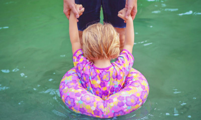 Να γιατί δεν πρέπει να παίρνετε τα μάτια σας πάνω από το παιδί σας ακόμη και αν φορά σωσίβιο (vid)