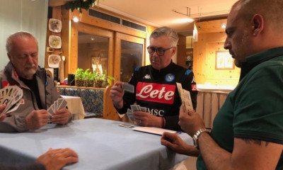 Νάπολι: Αντσελότι και Ντε Λαουρέντις χαλάρωσαν με… πρέφα! (photos)