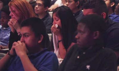 Μια απλή ιστορία για την αγάπη της μάνας έκανε όλους τους μαθητές του γυμνασίου να κλαίνε (vid)