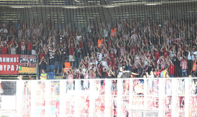 Βικτόρια Πλζεν-Ολυμπιακός: Δυναμική η «ερυθρόλευκη» εξέδρα (photos)