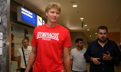Έφτασε ο... καθυστερημένος Κουζμίνσκας για τον Ολυμπιακό