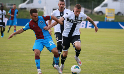 Οπαδός προσπαθεί να κόψει την αντεπίθεση της αντίπαλης ομάδας (videos)