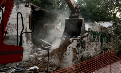 Σεισμός Αθήνα: Κατεδαφίστηκε κτήριο στο κέντρο - Εντυπωσιακές εικόνες