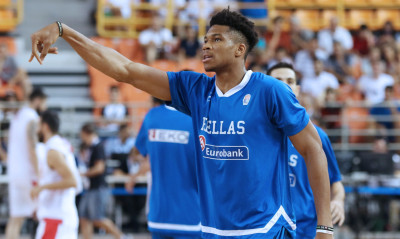 Εθνική Ανδρών: Το κάρφωμα και η τάπα του Αντετοκούνμπο που ξεσήκωσαν το Ηράκλειο (videos)