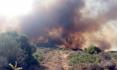 Φωτιά ΤΩΡΑ: Μεγάλη αναζωπύρωση στην Ελαφόνησο - Εκκενώθηκαν camping, ξενοδοχεία και σπίτια